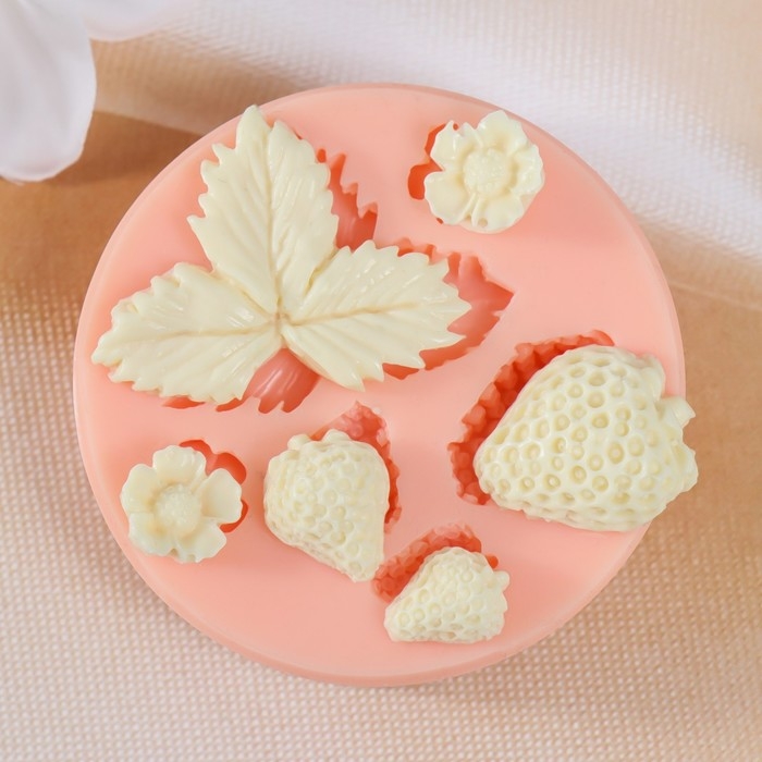 Молд силикон Молд силикон "Клубника с листочками" от1 см до 3,8 см МИКС