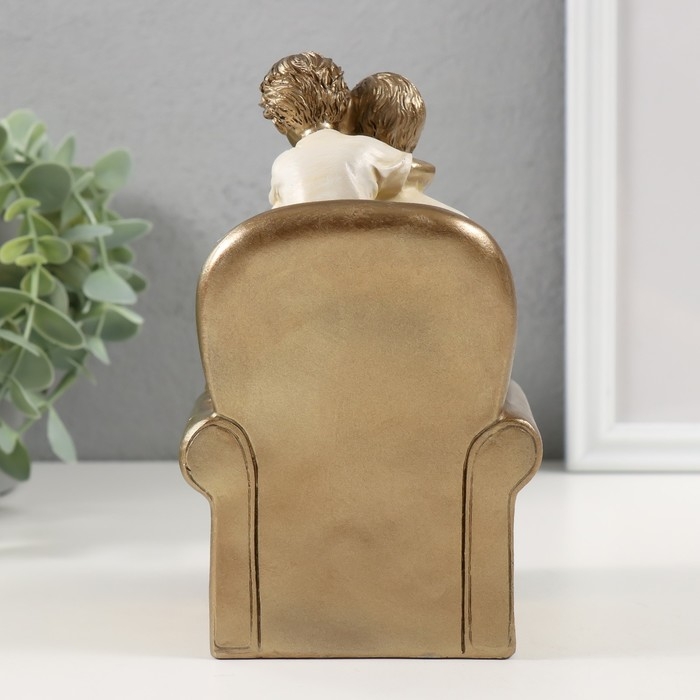 Сувенир полистоун "Уютный вечер с дедушкой за книгой" 13х10,5х16,5 см