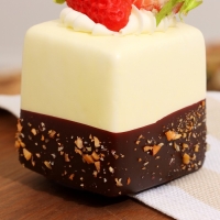 Муляж - магнит "Пирожное Магнифико" клубника, 5х5х9см Муляж - магнит "Пирожное Магнифико" клубника, 5х5х9см