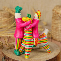 Филимоновская игрушка «Папа учит сына» Филимоновская игрушка «Папа учит сына»