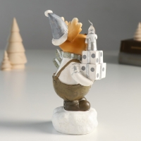 Сувенир полистоун свет "Лосик в колпаке с подарками и свечой" 7,5х6,5х16 см Сувенир полистоун свет "Лосик в колпаке с подарками и свечой" 7,5х6,5х16 см