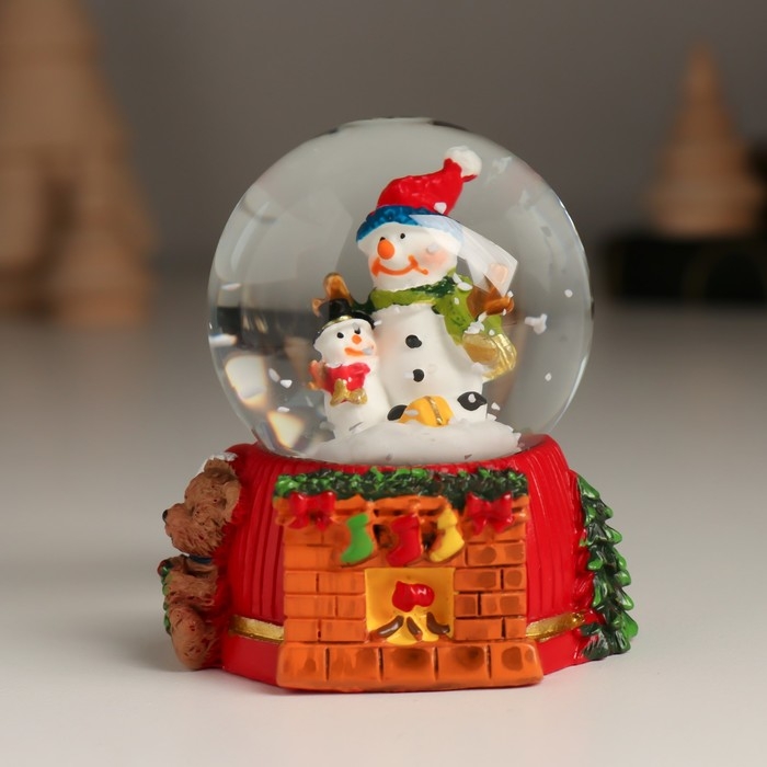 Сувенир полистоун водяной шар Сувенир полистоун водяной шар "Дед Мороз/Снеговик у камина" МИКС 5,5х5х6,5 см
