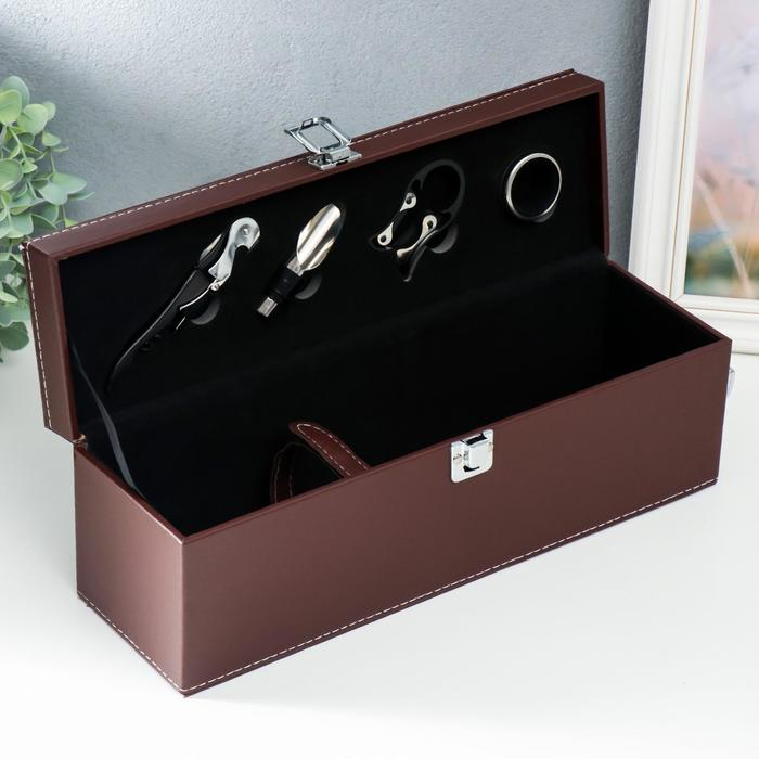 Шкатулка дерево, кожзам под бутылку Шкатулка дерево, кожзам под бутылку "Коричневая с белой строчкой" 4 предмета 36х11х12 см