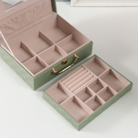 Шкатулка кожзам для украшений "Кейс. Шахматка" зелёная 17,5х24х9 см Шкатулка кожзам для украшений "Кейс. Шахматка" зелёная 17,5х24х9 см