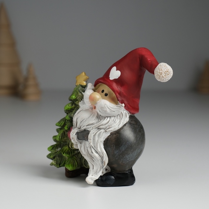 Сувенир полистоун "Дед Мороз в красном колпаке с сердцем, с зелёной ёлочкой" 6,5х4х9 см