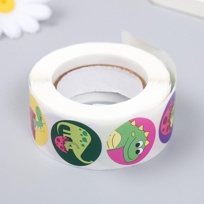 Наклейка бумага Наклейка бумага "Динозаврики" d=2,5 см 500 шт в рулоне 3х6,5х6,5 см
