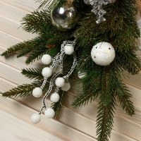 Композиция хвойная "Уютная сказка" 50 см, бант бежевый