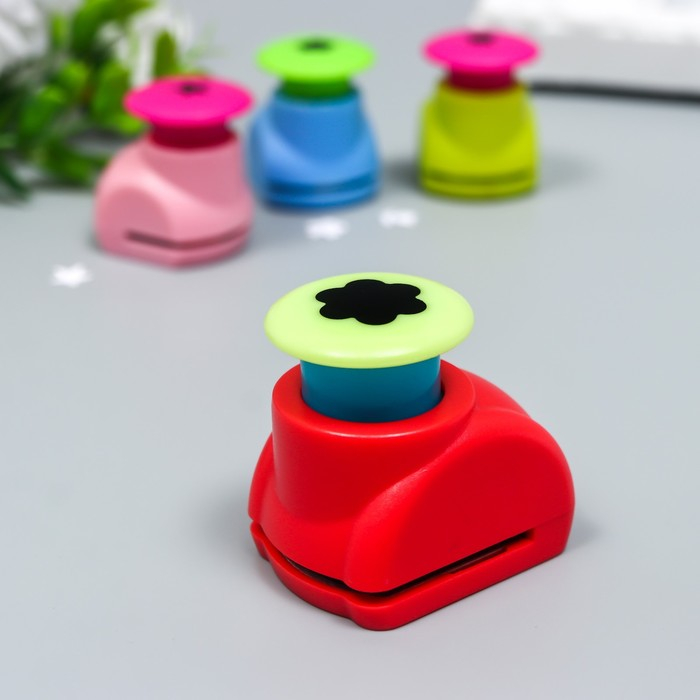 Набор фигурных дыроколов в сундучке для обработки края, 10 шт МИКС Набор фигурных дыроколов в сундучке для обработки края, 10 шт МИКС