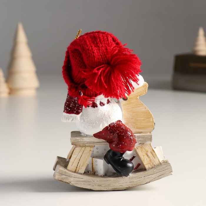 Сувенир полистоун "Малыш в большой красной шапке на игрушке-качалке" 6х10х13 см