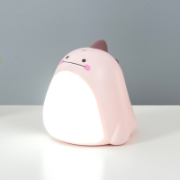 Настольная лампа Динозаврик LED 3Вт USB AKB МИКС 10х11,5х11,5 см RISALUX Настольная лампа Динозаврик LED 3Вт USB AKB МИКС 10х11,5х11,5 см RISALUX