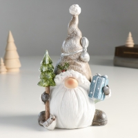 Сувенир полистоун "Дед Мороз в колпаке с бантиком, с ёлочкой и подарком" 7,5х11х19 см