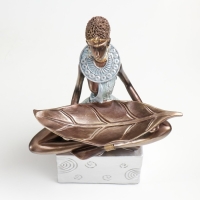 Сувенир полистоун подставка "Африканка" серебро круги 20х12х30 см Сувенир полистоун подставка "Африканка" серебро круги 20х12х30 см