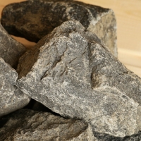 Камень для бани Долерит колотый 20 кг, фракция 70-120 мм, коробка Камень для бани Долерит колотый 20 кг, фракция 70-120 мм, коробка