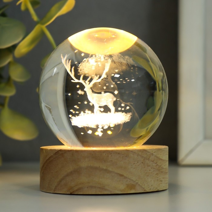 Сувенир стекло подсветка Сувенир стекло подсветка "Олень и птицы" d=6 см подставка дерево, USB 6,5х6,5х7,5 см