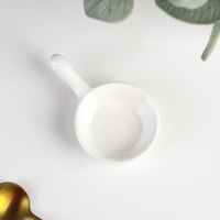 Соусник керамический с ручкой Доляна &laquo;Классика&raquo;, 30 мл, 10&times;6 см, цвет белый