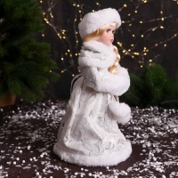 Снегурочка "В муфте с меховыми бомбошками" 33 см, серебристо-белый Снегурочка "В муфте с меховыми бомбошками" 33 см, серебристо-белый