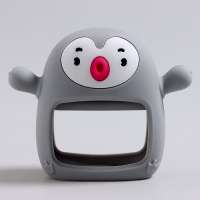 Прорезыватель зубной &laquo;Пингвинёнок&raquo;, в форме соска c ручкой, цвет серый