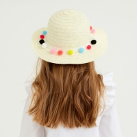 Шляпа с бомбошками для девочки MINAKU, размер 50, цвет белый Шляпа с бомбошками для девочки MINAKU, размер 50, цвет белый