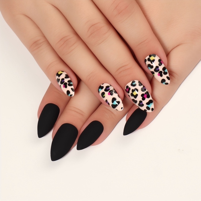 Накладные ногти «Лео», 12 шт, с клеевыми пластинами, форма миндаль, чёрные, бежевые Накладные ногти «Лео», 12 шт, с клеевыми пластинами, форма миндаль, чёрные, бежевые