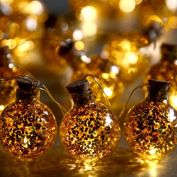 Гирлянда «Нить» 1.6 м с насадками «Шарики с золотистым конфетти», IP20, серебристая нить, 15 LED, батарейки ААх2 (нет в комплекте), свечение тёплое белое Гирлянда «Нить» 1.6 м с насадками «Шарики с золотистым конфетти», IP20, серебристая нить, 15 LED, батарейки ААх2 (нет в комплекте), свечение тёплое белое