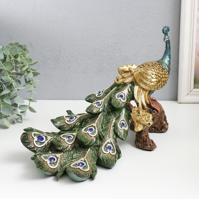 Сувенир полистоун "Павлин с зелёными перьями-сердцами, сапфир на коряге" 32х14х20,5 см