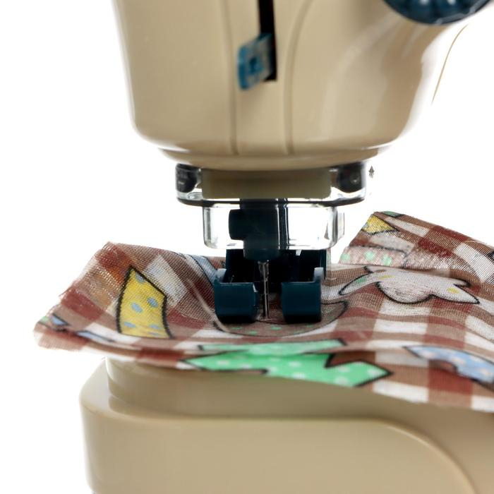 Швейная машинка «Умелица», свет Швейная машинка «Умелица», свет