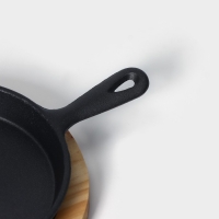 Сковорода чугунная &laquo;Авиньон&raquo;, 21,5&times;15,5&times;2,5 см, с 2 сливами, на деревянной подставке