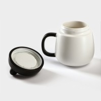 Кружка керамическая с пластиковой крышкой &laquo;Панда&raquo;, 400 мл, цвет белый и чёрный