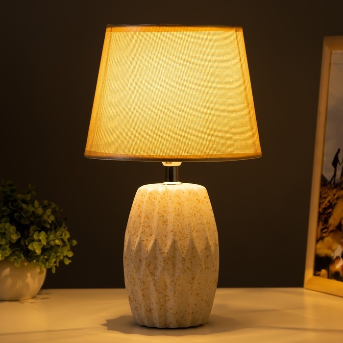 Настольная лампа Настольная лампа "Алесса" Е14 40Вт бело-бежевый 20х20х33 см RISALUX