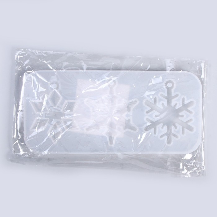 Форма силиконовая универсальная, подвеска &laquo;Снежинки&raquo; 3 в 1, размер от 5,2 до 5,6 см