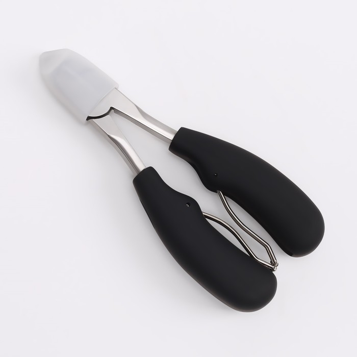 Кусачки педикюрные, с колпачком, с прорезиненными ручками, изогнутое лезвие, 12,5 см, длина лезвия - 15 мм, цвет чёрный/серебристый Кусачки педикюрные, с колпачком, с прорезиненными ручками, изогнутое лезвие, 12,5 см, длина лезвия - 15 мм, цвет чёрный/серебристый