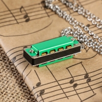 Губная гармошка Music Life 4 отверстия, 8 тонов, 3,5х1,5х1см, цепь 28см, зеленая Губная гармошка Music Life 4 отверстия, 8 тонов, 3,5х1,5х1см, цепь 28см, зеленая