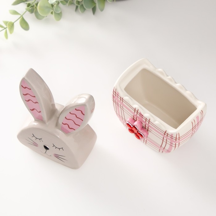 Шкатулка керамика Шкатулка керамика "Зайка в яйце в клеточку, с цветком" серо-красный 11,8х7,2х20,8 см