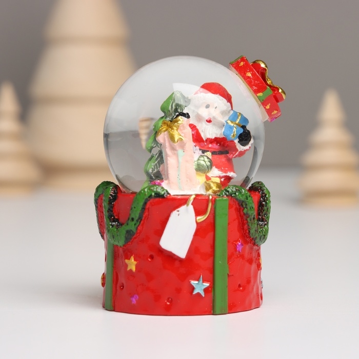 Сувенир полистоун водяной шар свет Сувенир полистоун водяной шар свет "Дед Мороз. Подарок" МИКС 4,5х4,5х7,5 см