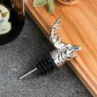 Фигурная крышка для бутылки "Олень" серебро, 10х3смсм Фигурная крышка для бутылки "Олень" серебро, 10х3смсм