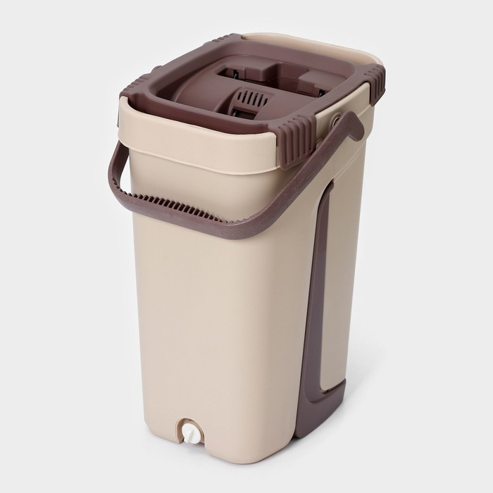 Швабра с отжимом и ведро Доляна: швабра плоская, ведро с отсеками для полоскания и отжима 8 л, запасная насадка из микрофибры, цвет МИКС Швабра с отжимом и ведро Доляна: швабра плоская, ведро с отсеками для полоскания и отжима 8 л, запасная насадка из микрофибры, цвет МИКС