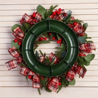 Венок новогодний d- 35 см "Уютная сказка" клетчатые ленты ягоды матовые листья