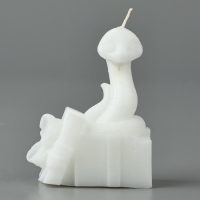 Новый год 2025! Свеча интерьерная &laquo;Новогодняя коллекция: Змейка с подарком&raquo;, белая 77 х 61 х 35