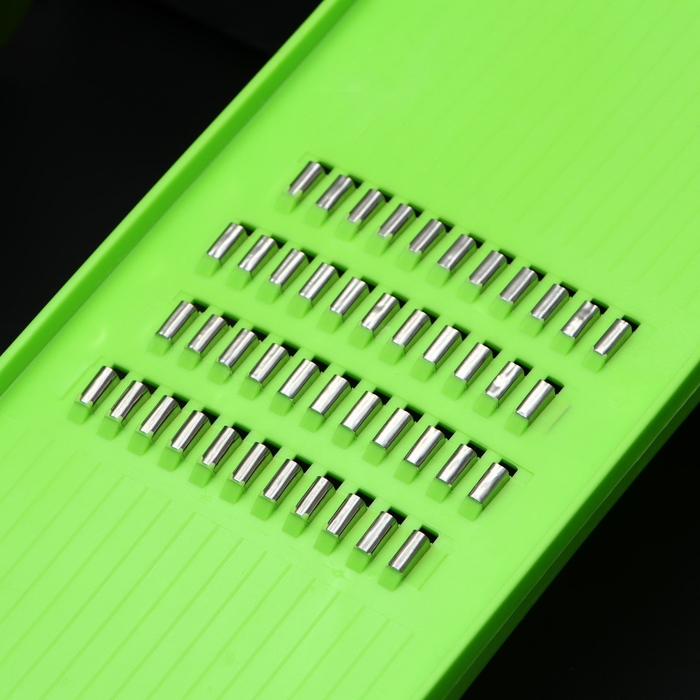 Тёрка для корейской моркови Доляна &laquo;Помощник&raquo;, четырёхрядная, 29&times;10&times;1 см, цвет зелёный