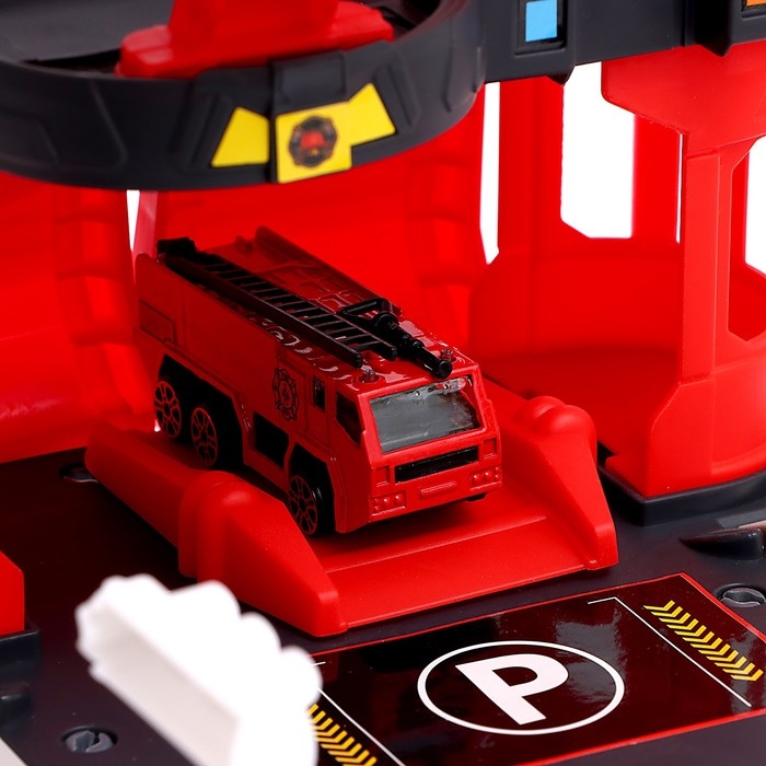 Парковка &laquo;Пожарная станция&raquo;, с металлическими машинкой и вертолётом