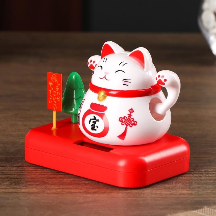 Маятник пластик от солн.батареи "Кот Манэки-нэко с деревом и мешком золота" белый 8х10х6 см   501832