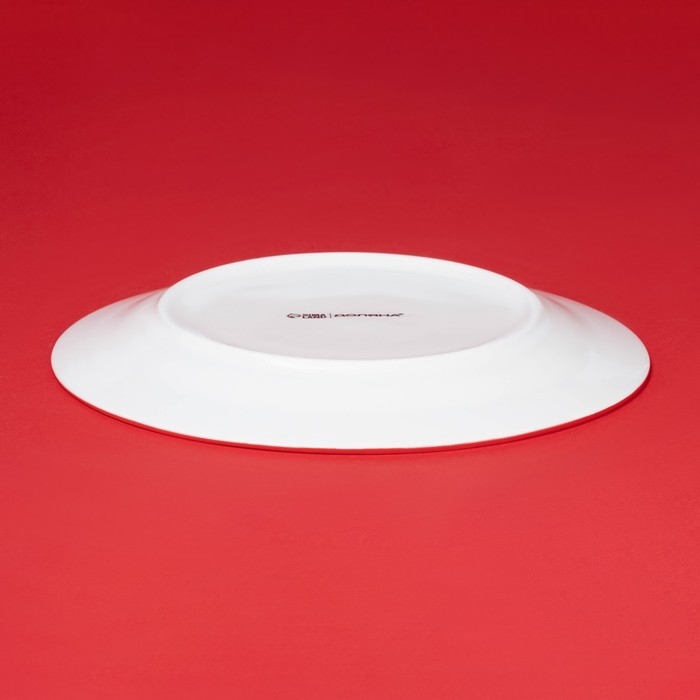 Тарелка новогодняя Доляна &laquo;Сани Деда Мороза&raquo;, d=20,5 см, фарфор, цвет белый