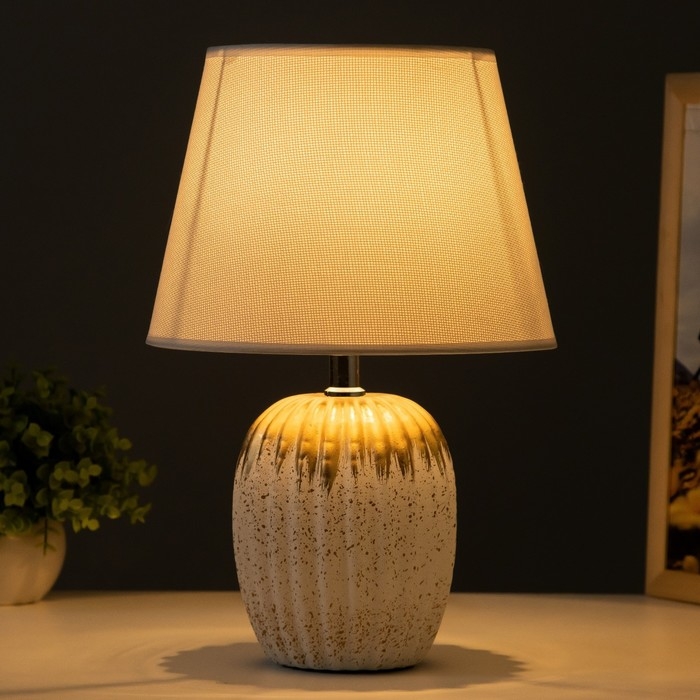 Настольная лампа Настольная лампа "Пастек" 1хE14 белый 22,5х22,5х34 см RISALUX