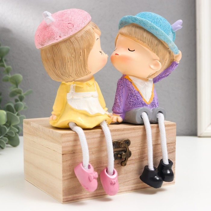 Сувенир полистоун Сувенир полистоун "Мальчик и девочка в шапочках с рожками" дл. ножки, набор 2 шт 6х7х17 см