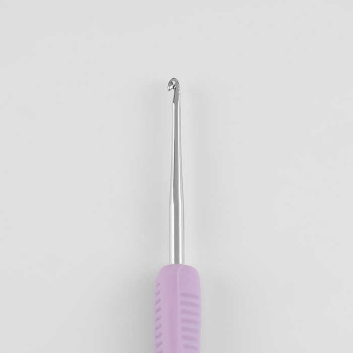 Крючок для вязания, двусторонний, с силиконовой ручкой, d = 1,5/2 мм, 13,5 см, цвет сиреневый