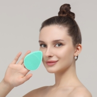 Щётка для умывания &laquo;Капля&raquo; на присоске, 9 &times; 7 см, цвет МИКС