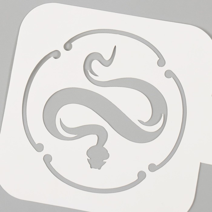 Трафарет новогодний пластиковый "Змея в круге", размер 9х9 см