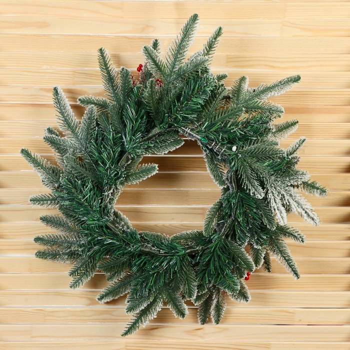 Венок новогодний d- 36 см "Уютная сказка" веточки в снегу ягоды шишки