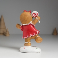 Сувенир полистоун "Пряничка в красном платье, с леденцом" 10х5х14 см Сувенир полистоун "Пряничка в красном платье, с леденцом" 10х5х14 см