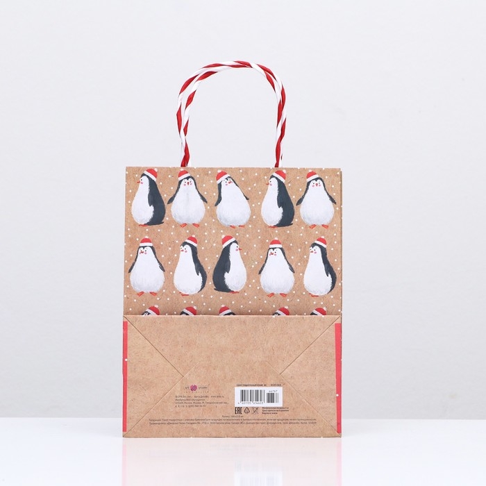 Новый год. Пакет бумажный подарочный новогодний крафт Новый год. Пакет бумажный подарочный новогодний крафт "Пингвины" 18 х 22,3 х 10 см.